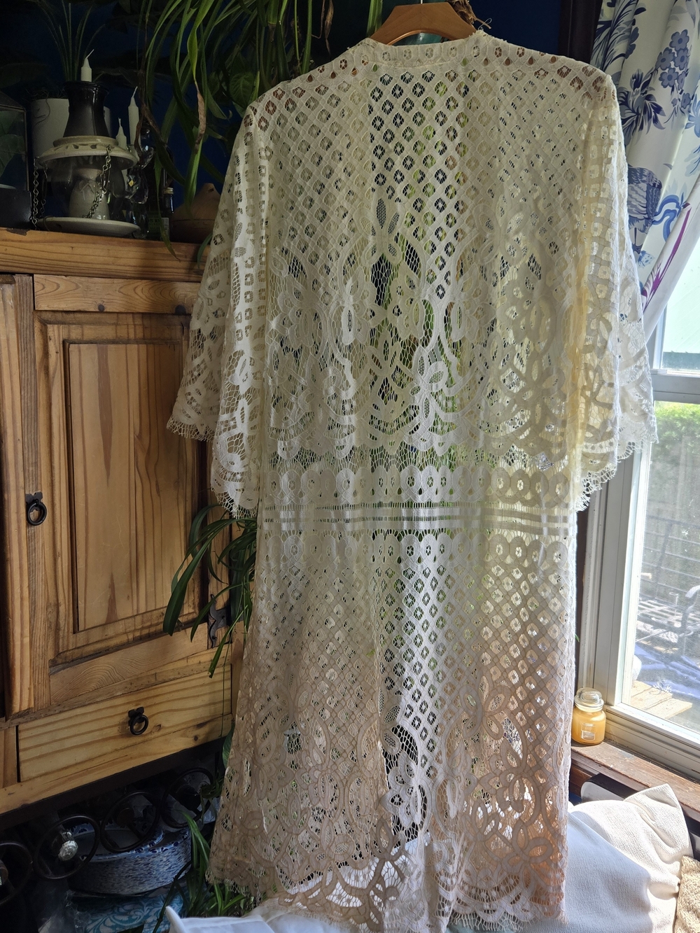 Ivory Crochet Lace Kimono With Ombre Hem - Picture 2 of 7